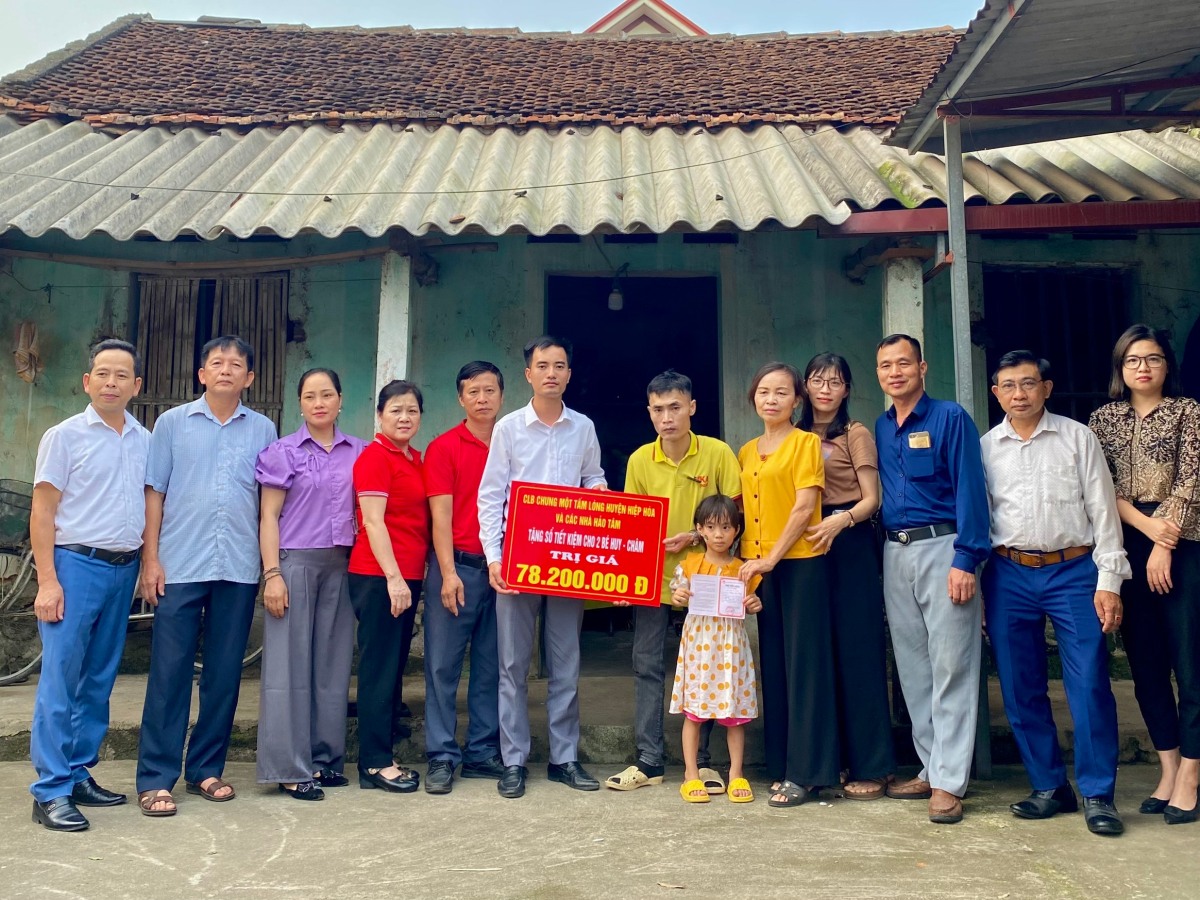 Câu lạc bộ chung một tấm lòng thăm trao hỗ trợ cho gia đình anh Hoàng Văn Quyền xã Hòa Sơn