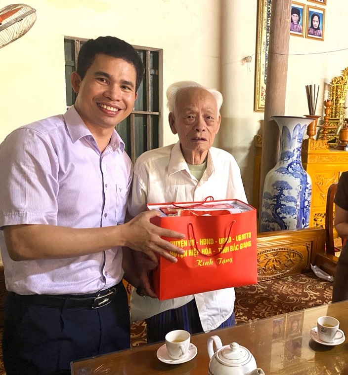 Hiệp Hoà: Chủ tịch UBND huyện Hoàng Công Bộ thăm chiến sỹ Điện Biên, dân công hỏa tuyến tham gia chiến dịch Điện Biên Phủ