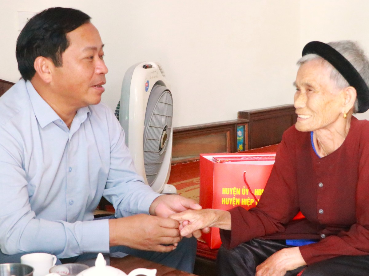 Hiệp Hoà: Phó Chủ tịch UBND huyện Phạm Văn Nghị thăm, tặng quà chiến sỹ Điện Biên